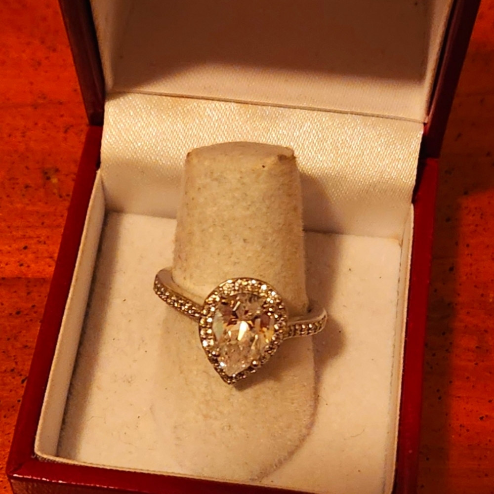 Beautiful sterling pear shape ring